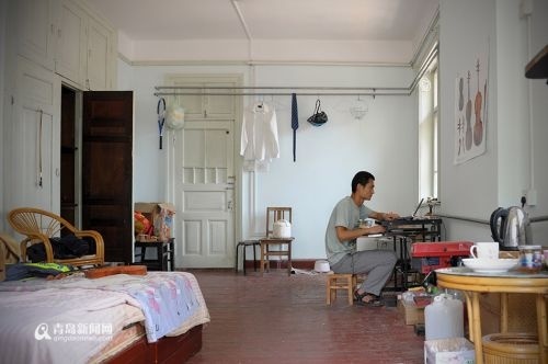 生物学硕士隐居深山三年后进城 住简陋房卖自制小提琴