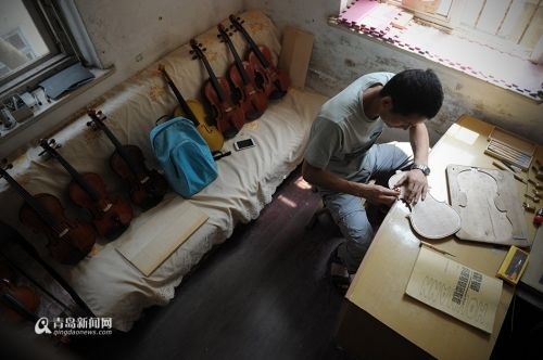 生物学硕士隐居深山三年后进城 住简陋房卖自制小提琴
