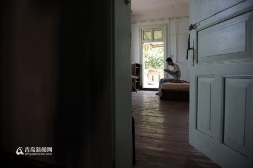 生物学硕士隐居深山三年后进城 住简陋房卖自制小提琴