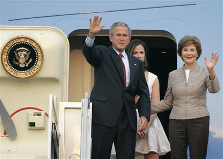 布什认为:与中国人保持接触很重要作者: 华琪(汕头大学长江新闻与传播