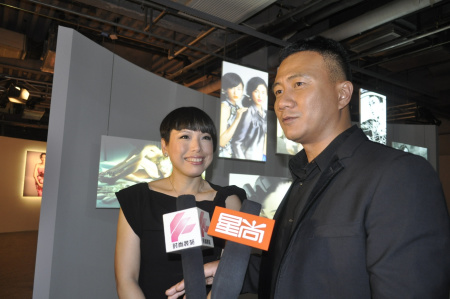 胡军和《vogue》主编张宇一起接受访问