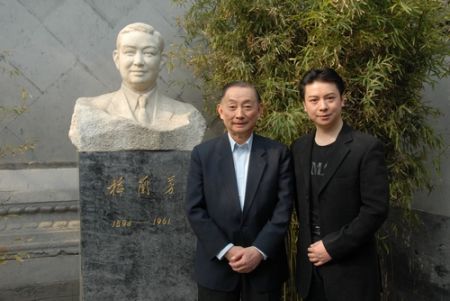 胡文阁(右)和师父梅葆玖在梅兰芳铜像前