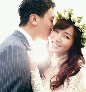 侯佩岑婚礼花费380万 20名保安5克拉钻戒(图)