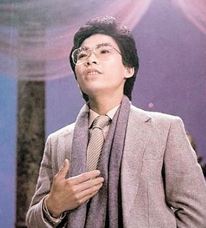 1984年,香港藝人張明敏在央視春晚中演唱《我的中國心》