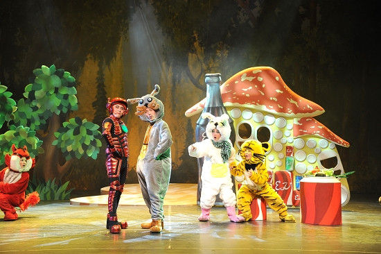 们花姐姐新浪娱乐讯 7月28日,《爱绿色的给力兔》在中国儿童剧场上演