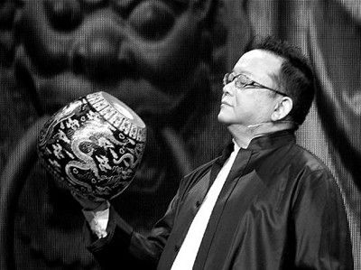 王刚砸赝品引争议 被砸瓷器中疑有珍贵文物