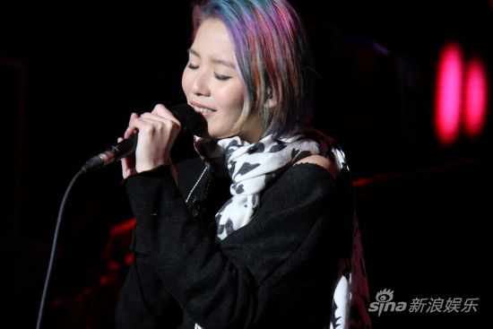 张悬亮相白色音乐节艳火摘三榜单冠军