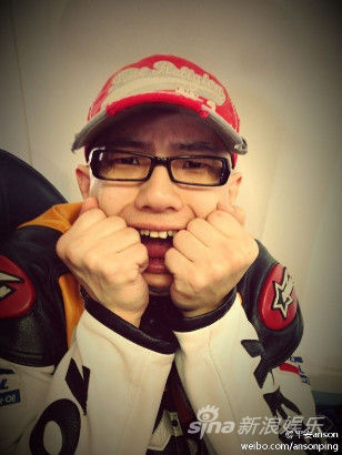 平安长发旧照曝光鬼马扮美女秀肌肉