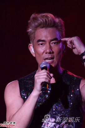 组图:任贤齐登台湾小巨蛋 甄子丹现场逼婚