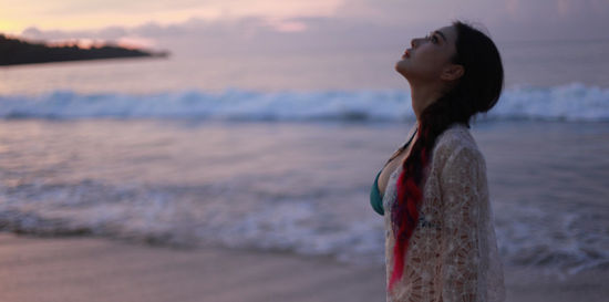 组图:张馨予海滩比基尼写真曝光