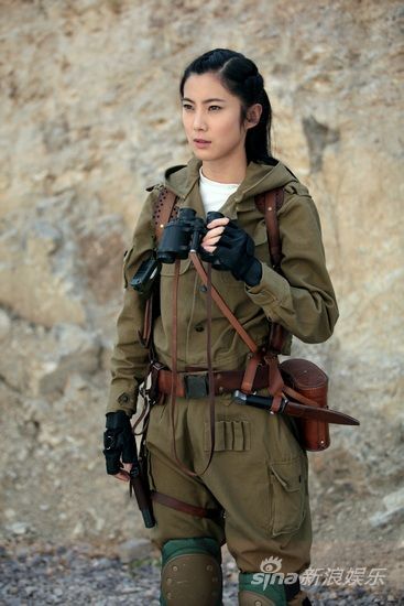 演员王珂[微博],王新[微博],周楚楚担纲主演的战争大戏《英雄使命》