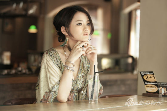 组图御姐馨子性感写真曝光秀事业线