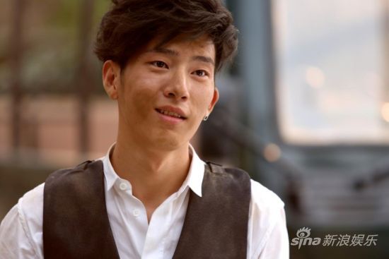 等风来将映井柏然开跑车土豪范儿足