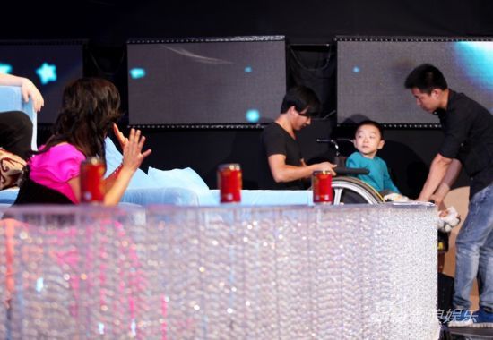 阿鲁阿卓与"瓷娃娃"林林打招呼