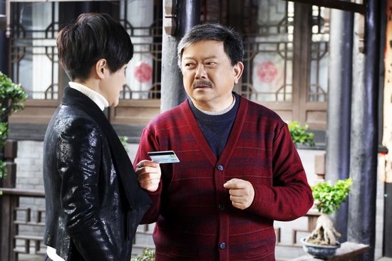 王刚变身"老冯头"古朴风格古灵精怪戴娇倩高虎饰演皮大聪《家宴》剧照