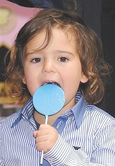 精灵王子留名星光大道 儿子卖萌助阵