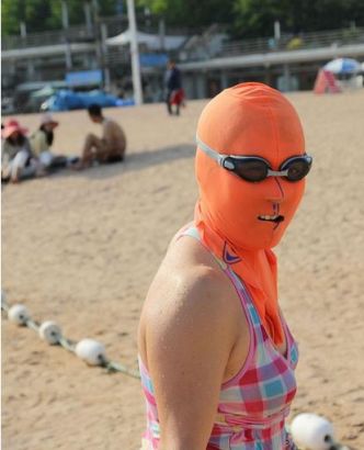 近年来每到夏秋炎热时节,青岛各海水浴场便流行脸基尼游泳套装