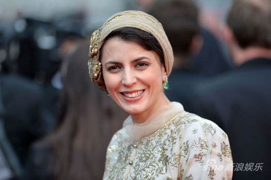 哈塔米在戛纳影展上的穿着也被伊朗媒体批评