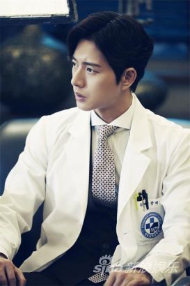 《异乡人》朴海镇告别暖男形象变帅气精英