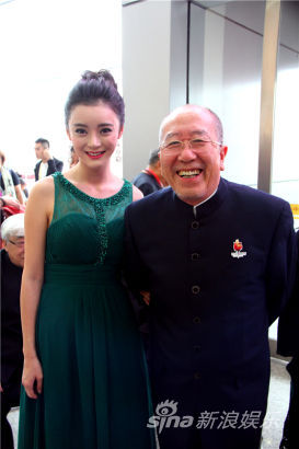 王瑞子孙淳亮相闭幕式 墨绿长裙惊艳红毯