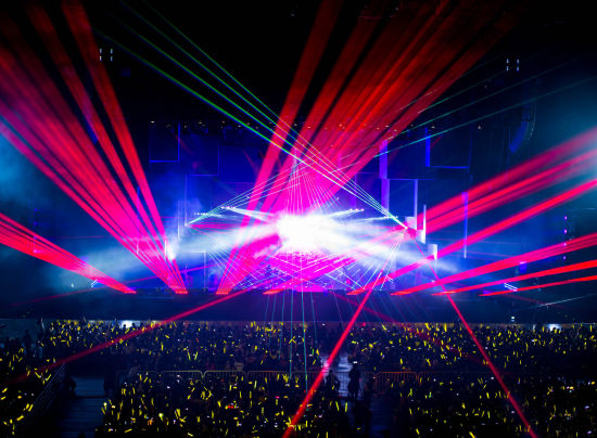 李宇春演唱会现场灯光特效