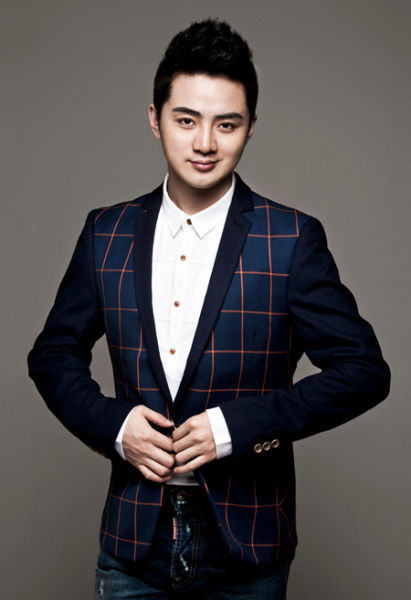 余少群《毕业歌》脱古装 变身乱世英雄