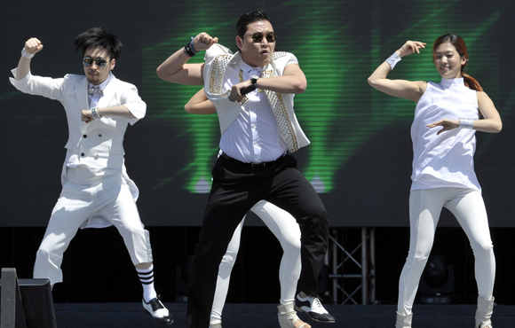 鸟叔亮相马来西亚 再跳骑马舞high翻全场