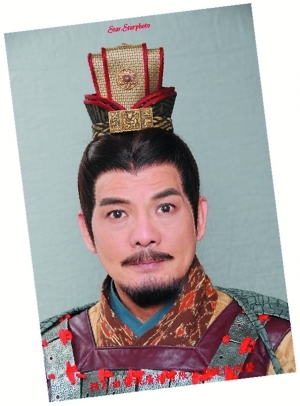 曾伟权最近在多套剧中出现,观众看得很穿越.