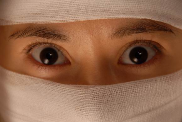 资料图片:影片《荒村客栈》剧照(6)