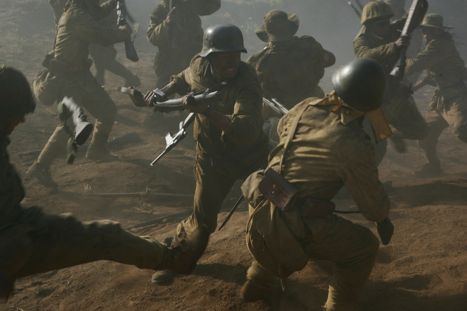 资料图片:《团长》第二批剧照--激烈的战场拼杀