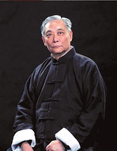 田超供图穆雨演出京剧《四进士》后,跟师父张学津(左)一起谢幕.