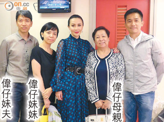 梁朝伟带家人去看刘嘉玲担任主角的舞台剧。