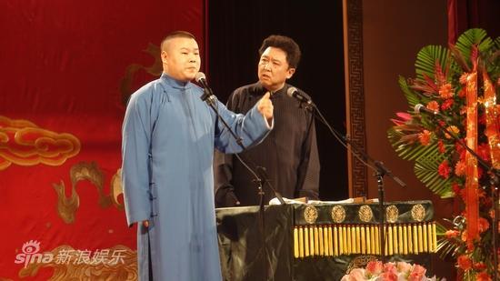 德云社相声演员岳云鹏举办了专场演出,师父郭德纲携搭档于谦亲自捧哏