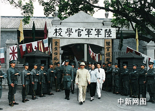 《黃埔軍人》劇照:孫中山及其戰友步出黃埔軍校大門