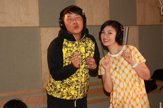 黄奕杜海涛献声《萝卜》 录音棚内搞怪连连(图)