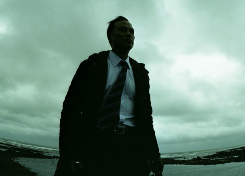 单就电影风格来说,动作惊悚或者叫政治惊悚题材的电影还就《弹道》