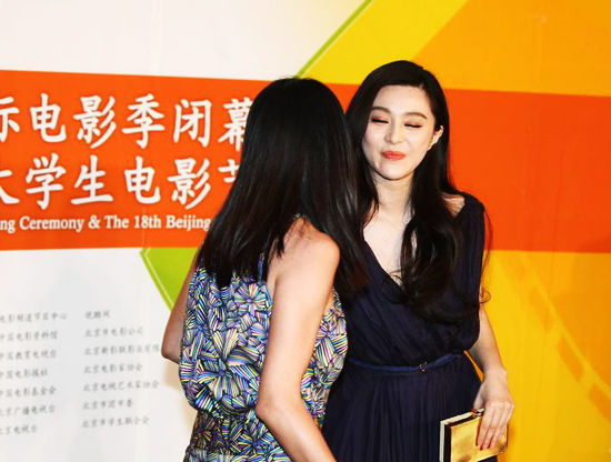 姚晨范冰冰大影节红毯相逢 贴面热吻开心热聊