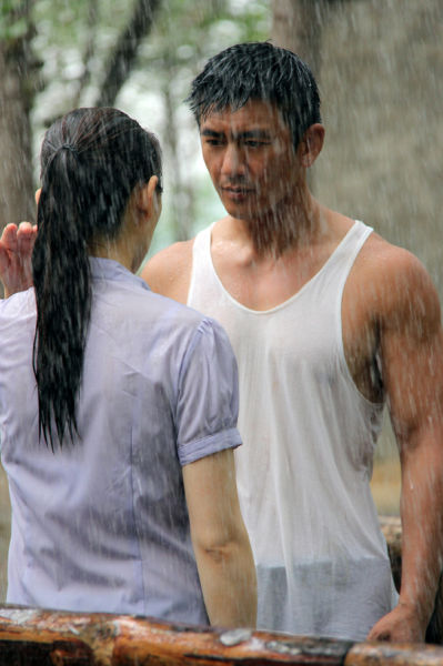 《王家坝》热拍任天野与初恋雨中激情相拥(图)