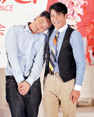 现场,陈奕迅和郭富城扮起"情侣" 摄/记者付丁