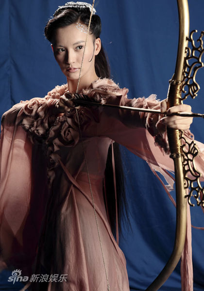 莫小棋《画壁》剧照气势非凡 霸气持弓箭雨夺命