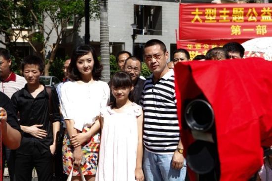 男主角洪波和马文靖与做客观礼的童星徐黄丽小朋友的合影      新浪