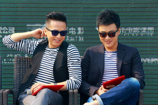 佟大为与邓超欣赏"毕业证书"