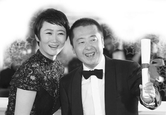 中国导演贾樟柯(右)和妻子赵涛获奖后出席拍照式