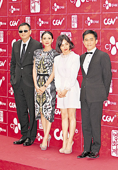 揭幕韩国中国电影节,王家卫(左一),章子怡,宋慧乔和梁朝伟出席