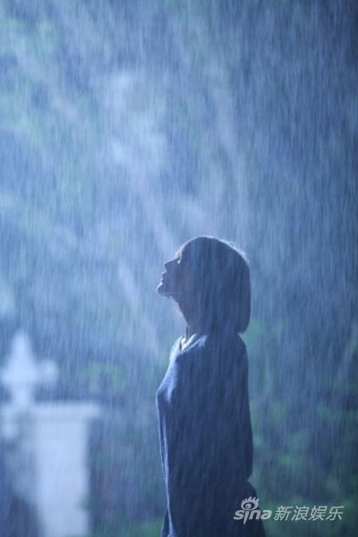 女生哭泣雨中图片