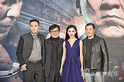 左起:刘烨,成龙,景甜及导演丁晟宣传新片.新华社