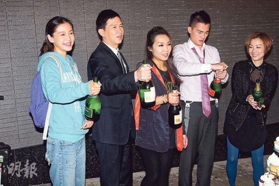 导演卓韵芝率领Angelababy、张家辉、欧豪及郑秀文开香槟庆祝电影煞科。