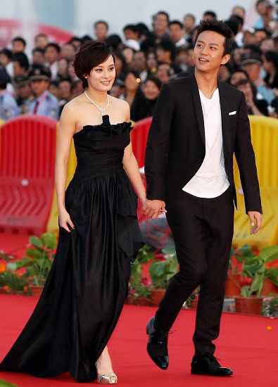 孙俪邓超走红毯孙俪邓超牵手赴金鸡人气高孙俪,邓超双人档新浪娱乐讯