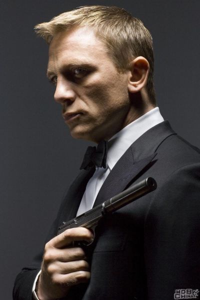 丹尼尔·克雷格护送着英国女王空降伦敦碗引起全场惊呼的时候,007已经