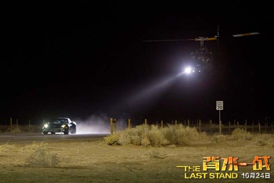 直升机追逐逃犯的超级跑车